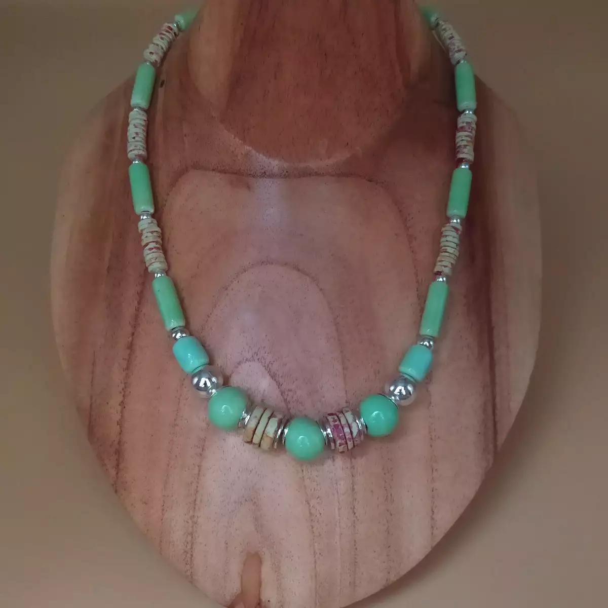 collier vert clair colline argenté